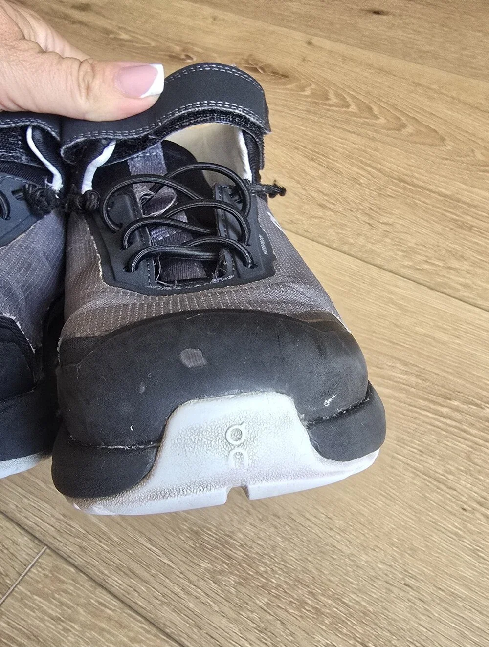 On Cloud Clouds Running Cloudhero Mid Waterproof Kids Shoes Size 3 Gray Black